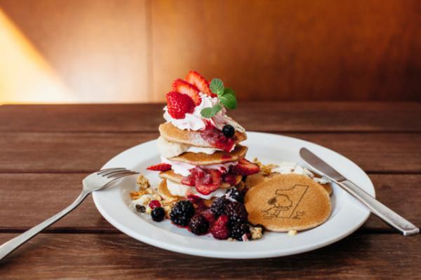 スヌーピーミュージアム開館1周年記念にピーナッツの仲間たちが大集合！