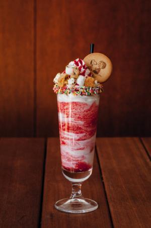 スヌーピーミュージアム開館1周年記念にピーナッツの仲間たちが大集合！