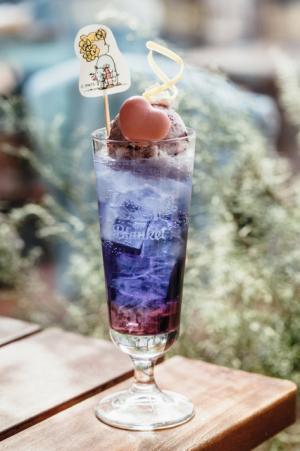 スヌーピーミュージアム開館1周年記念にピーナッツの仲間たちが大集合！