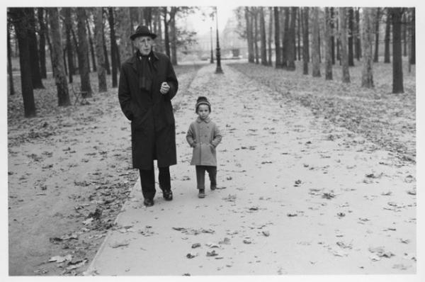 植田正治が捉えた“一瞬の美”に焦点を当てた「もうひとつの風景」展、新作品集も販売