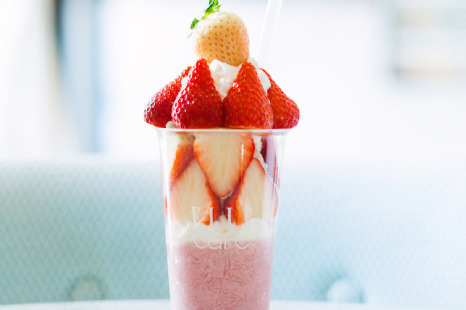 エル カフェから桜を五感で楽しむ新メニュー、白い淡雪いちごがのった桜フレーバーのスムージーなど