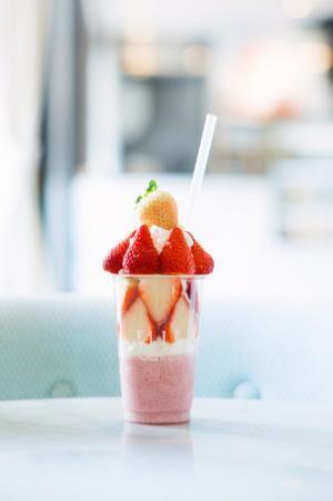 エル カフェから桜を五感で楽しむ新メニュー、白い淡雪いちごがのった桜フレーバーのスムージーなど