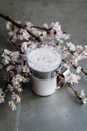 エル カフェから桜を五感で楽しむ新メニュー、白い淡雪いちごがのった桜フレーバーのスムージーなど