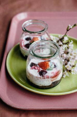 エル カフェから桜を五感で楽しむ新メニュー、白い淡雪いちごがのった桜フレーバーのスムージーなど