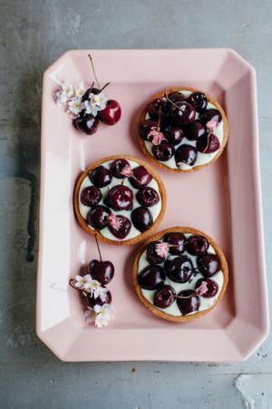 エル カフェから桜を五感で楽しむ新メニュー、白い淡雪いちごがのった桜フレーバーのスムージーなど