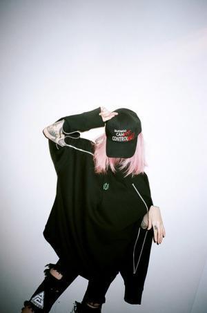 ファッション誌『FREE MAGAZINE』×三越伊勢丹のポップアップで気鋭ブランドの“ユニフォーム”を展開