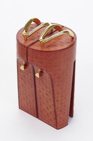 舘鼻則孝が個展を開催、椿を敷き詰めた大型インスタレーションなどの新作も