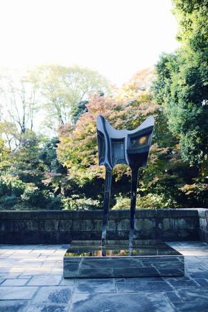 舘鼻則孝が個展を開催、椿を敷き詰めた大型インスタレーションなどの新作も