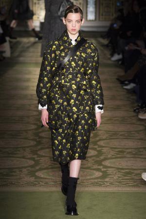 戦う現代女性のための美しい鎧、シモーネ・ロシャ【2017-18秋冬ウィメンズ】