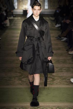 戦う現代女性のための美しい鎧、シモーネ・ロシャ【2017-18秋冬ウィメンズ】