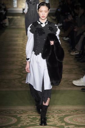 戦う現代女性のための美しい鎧、シモーネ・ロシャ【2017-18秋冬ウィメンズ】