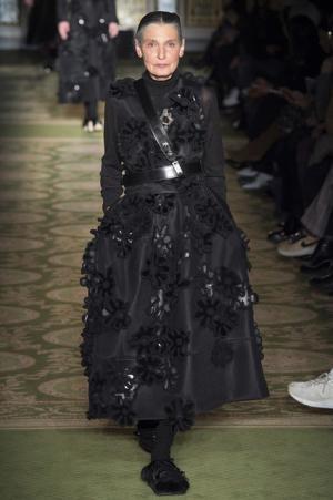 戦う現代女性のための美しい鎧、シモーネ・ロシャ【2017-18秋冬ウィメンズ】