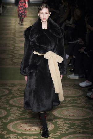 戦う現代女性のための美しい鎧、シモーネ・ロシャ【2017-18秋冬ウィメンズ】