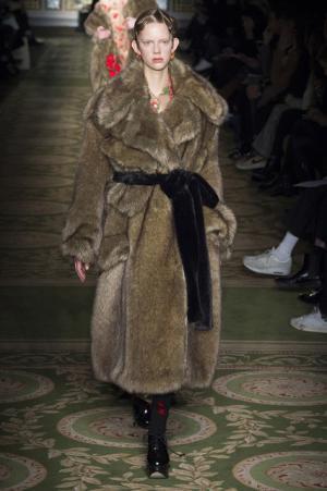 戦う現代女性のための美しい鎧、シモーネ・ロシャ【2017-18秋冬ウィメンズ】