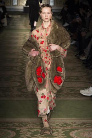 戦う現代女性のための美しい鎧、シモーネ・ロシャ【2017-18秋冬ウィメンズ】