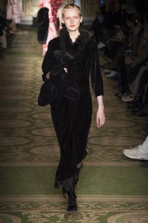 戦う現代女性のための美しい鎧、シモーネ・ロシャ【2017-18秋冬ウィメンズ】