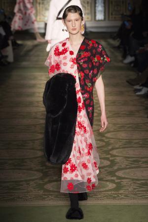 戦う現代女性のための美しい鎧、シモーネ・ロシャ【2017-18秋冬ウィメンズ】