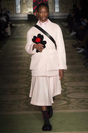 戦う現代女性のための美しい鎧、シモーネ・ロシャ【2017-18秋冬ウィメンズ】