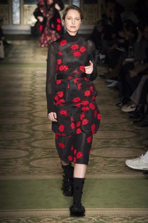 戦う現代女性のための美しい鎧、シモーネ・ロシャ【2017-18秋冬ウィメンズ】