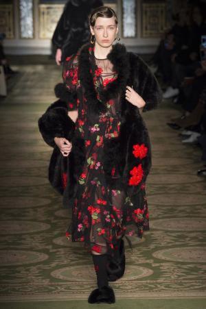 戦う現代女性のための美しい鎧、シモーネ・ロシャ【2017-18秋冬ウィメンズ】