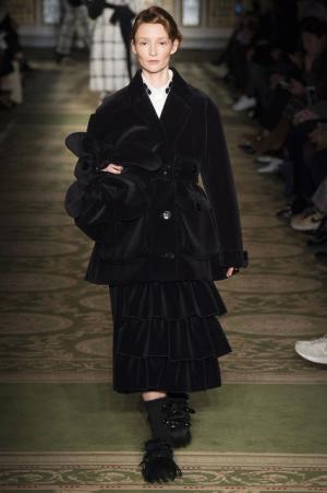 戦う現代女性のための美しい鎧、シモーネ・ロシャ【2017-18秋冬ウィメンズ】