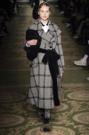 戦う現代女性のための美しい鎧、シモーネ・ロシャ【2017-18秋冬ウィメンズ】