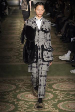 戦う現代女性のための美しい鎧、シモーネ・ロシャ【2017-18秋冬ウィメンズ】