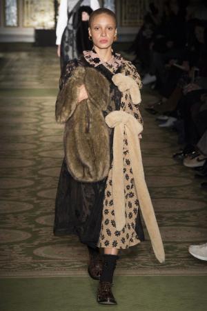 戦う現代女性のための美しい鎧、シモーネ・ロシャ【2017-18秋冬ウィメンズ】