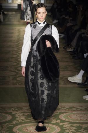 戦う現代女性のための美しい鎧、シモーネ・ロシャ【2017-18秋冬ウィメンズ】