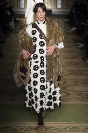 戦う現代女性のための美しい鎧、シモーネ・ロシャ【2017-18秋冬ウィメンズ】