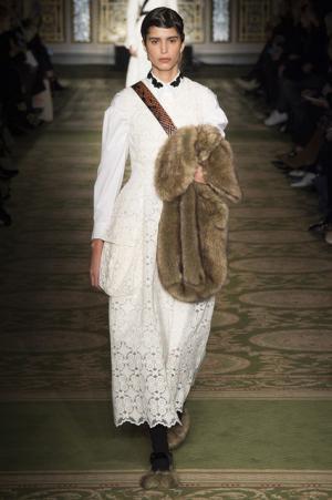 戦う現代女性のための美しい鎧、シモーネ・ロシャ【2017-18秋冬ウィメンズ】