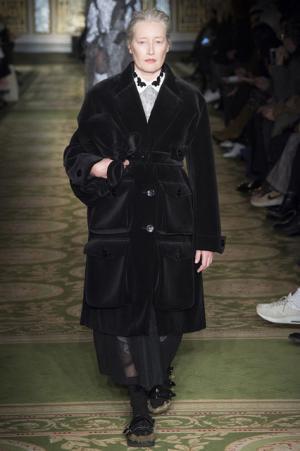 戦う現代女性のための美しい鎧、シモーネ・ロシャ【2017-18秋冬ウィメンズ】