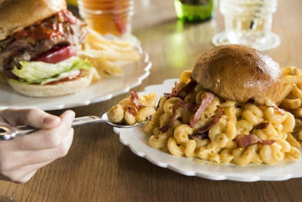 ボリューミーでド迫力！マカロニ＆チーズinバーガーなどグロリアスチェーンカフェの新メニュー