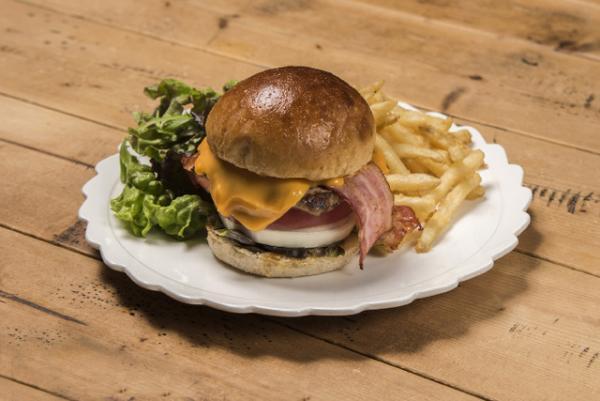 ボリューミーでド迫力！マカロニ＆チーズinバーガーなどグロリアスチェーンカフェの新メニュー