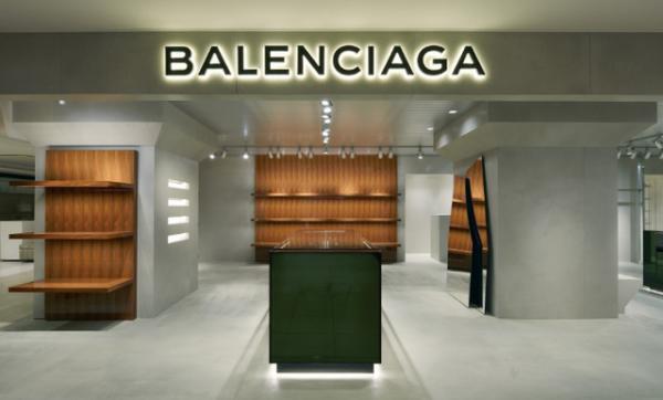 バレンシアガ デムナ・ヴァザリアのディレクションによる関東初のブティックが松屋銀座にオープン