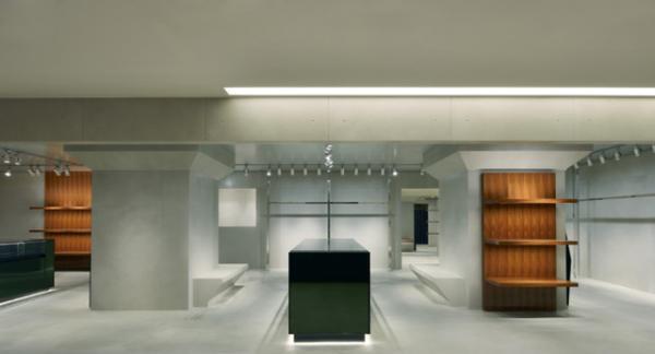 バレンシアガ デムナ・ヴァザリアのディレクションによる関東初のブティックが松屋銀座にオープン