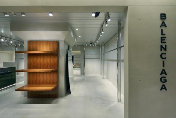 バレンシアガ デムナ・ヴァザリアのディレクションによる関東初のブティックが松屋銀座にオープン