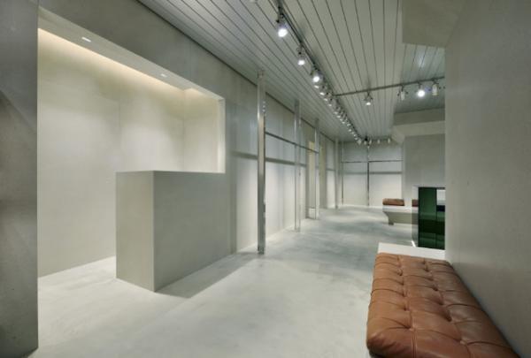 バレンシアガ デムナ・ヴァザリアのディレクションによる関東初のブティックが松屋銀座にオープン