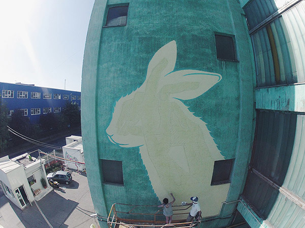 暗闇で明らかになる本当の意味。スペインのデザインスタジオによるミューラルアートプロジェクト