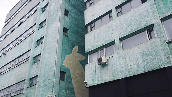 暗闇で明らかになる本当の意味。スペインのデザインスタジオによるミューラルアートプロジェクト