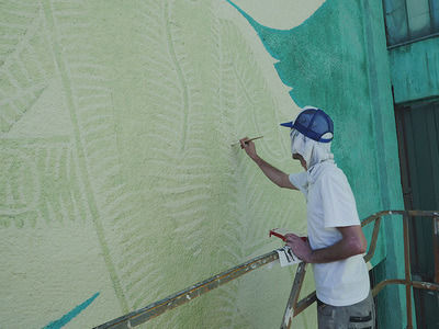 暗闇で明らかになる本当の意味。スペインのデザインスタジオによるミューラルアートプロジェクト