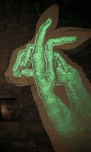 暗闇で明らかになる本当の意味。スペインのデザインスタジオによるミューラルアートプロジェクト