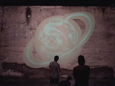 暗闇で明らかになる本当の意味。スペインのデザインスタジオによるミューラルアートプロジェクト