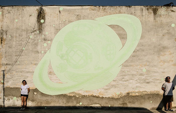 暗闇で明らかになる本当の意味。スペインのデザインスタジオによるミューラルアートプロジェクト