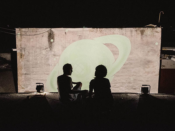 暗闇で明らかになる本当の意味。スペインのデザインスタジオによるミューラルアートプロジェクト