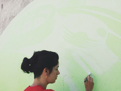 暗闇で明らかになる本当の意味。スペインのデザインスタジオによるミューラルアートプロジェクト