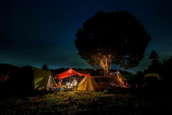 広大な牧草地を利用したキャンプ場「一番星ヴィレッジ」の予約受付がスタート。今年からロングステイキャンプも