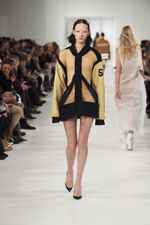 メゾン マルジェラ、ジョン・ガリアーノマジックで服の本質を明かす【2017-18秋冬ウィメンズ】