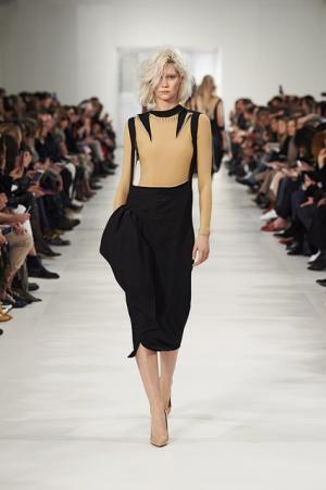 メゾン マルジェラ、ジョン・ガリアーノマジックで服の本質を明かす【2017-18秋冬ウィメンズ】