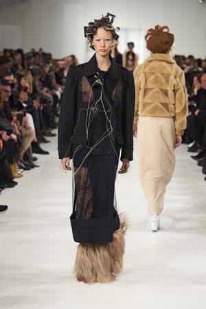 メゾン マルジェラ、ジョン・ガリアーノマジックで服の本質を明かす【2017-18秋冬ウィメンズ】